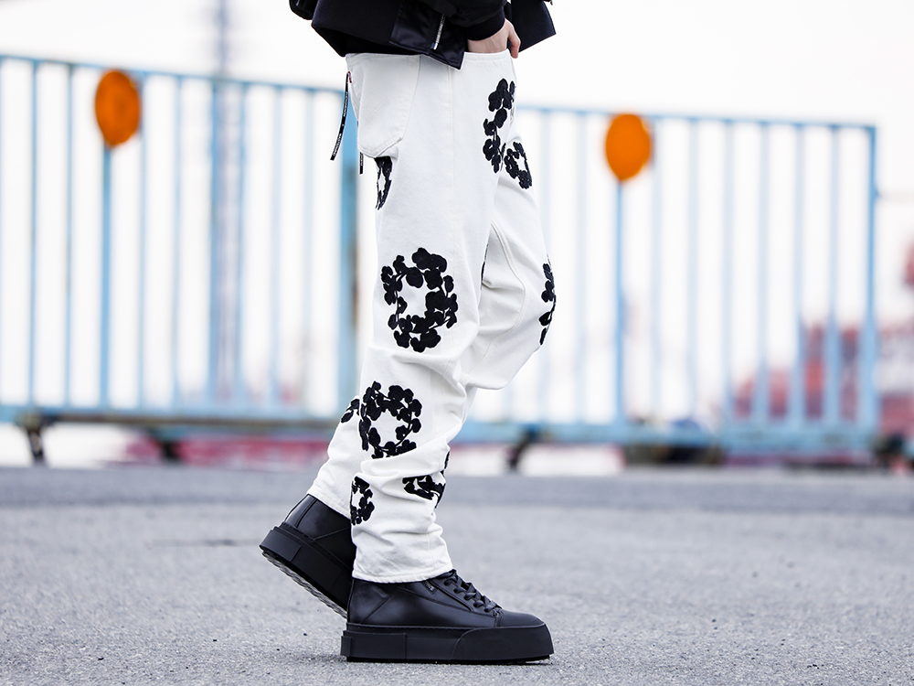 デニムティアーズ  / ユリウス 2022-23AW - インパクトある背面ディテールが特徴のコラボMA-1 - DT-S22-0000-012(COTTON WREATH チェーンステッチ ジーンズ ホワイト - 501-500-30) 797FWM2-L-Black(カウレザー レースアップ スニーカー ブラック) - 3-002