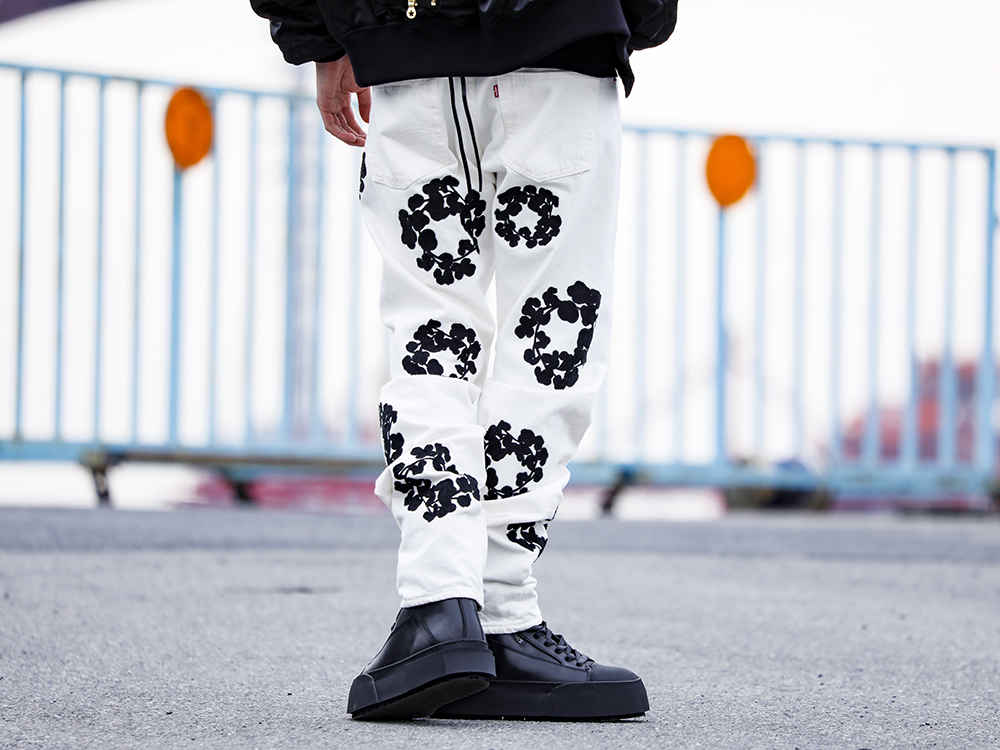 デニムティアーズ  / ユリウス 2022-23AW - インパクトある背面ディテールが特徴のコラボMA-1 - DT-S22-0000-012(COTTON WREATH チェーンステッチ ジーンズ ホワイト - 501-500-30) 797FWM2-L-Black(カウレザー レースアップ スニーカー ブラック) - 3-003