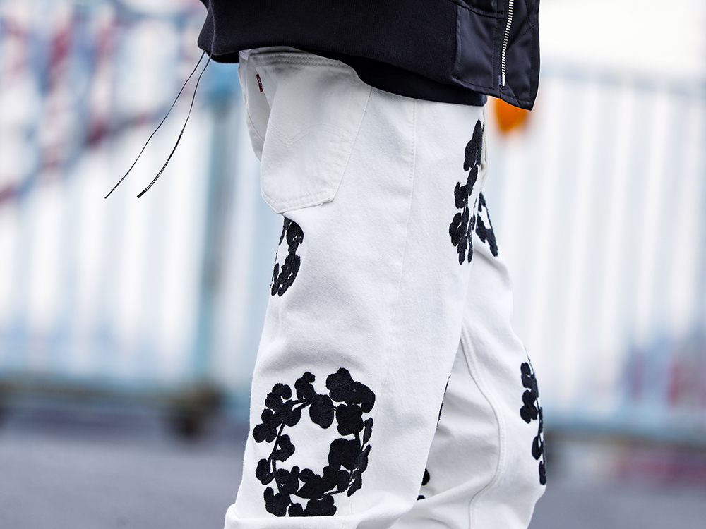 デニムティアーズ  / ユリウス 2022-23AW - インパクトある背面ディテールが特徴のコラボMA-1 - DT-S22-0000-012(COTTON WREATH チェーンステッチ ジーンズ ホワイト - 501-500-30) - 3-004