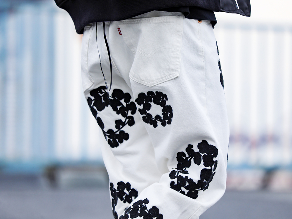 デニムティアーズ  / ユリウス 2022-23AW - インパクトある背面ディテールが特徴のコラボMA-1 - DT-S22-0000-012(COTTON WREATH チェーンステッチ ジーンズ ホワイト - 501-500-30) - 3-005