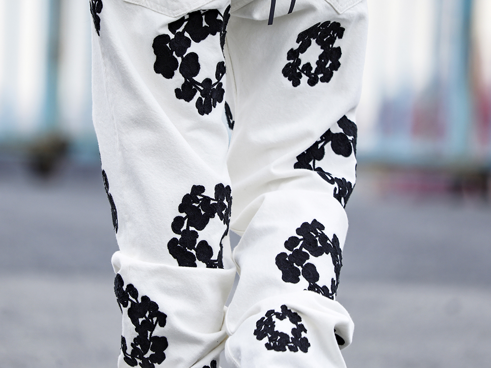 デニムティアーズ  / ユリウス 2022-23AW - インパクトある背面ディテールが特徴のコラボMA-1 - DT-S22-0000-012(COTTON WREATH チェーンステッチ ジーンズ ホワイト - 501-500-30) - 3-006