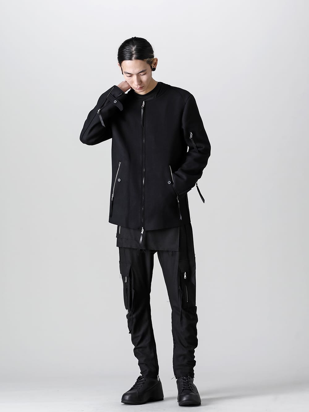 ASKYY - アスキー 2022-23AW スタイリング - ASKYY シグネチャーボンバージャケット BLKスタイル！ ASKYYらしいモード感あふれるスタイリッシュなALL BLACKスタイル！ - M6-Black シグネチャー ボンバー ジャケット Black - M10 アトリエパンツ 3RD -ミリタリー エディション- - VI-3554-09 インヒールブーツ