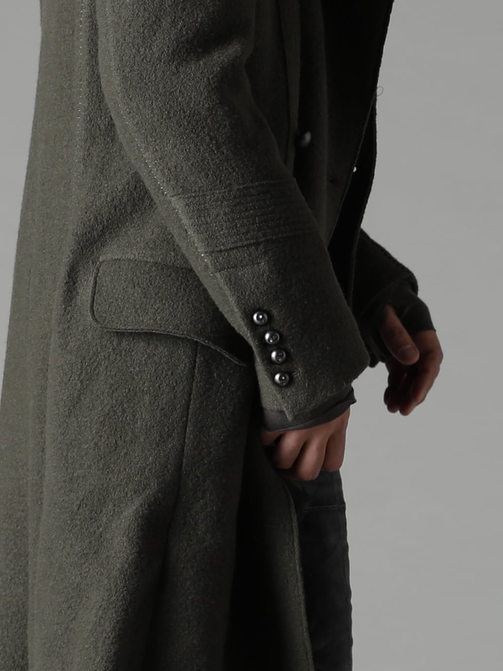 masnada(マスナダ) 22-23AW(秋冬) ディテールで世界観を作り込む  - M2936 ギャリソン ポケット コート 2-003