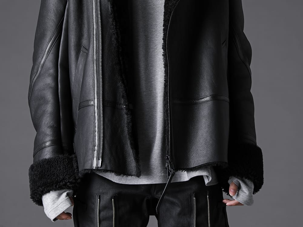 The Viridi-anne - ザ ヴィリジアン 2022-23AW バイカージャケットをモチーフにデザインされたムートンジャケット  - VI-3503-06 ムートンジャケット - CV10-0005-T.Gray 10th アニバーサリー アーティキュレイテッド クルーネックLS T.Gray 2-002