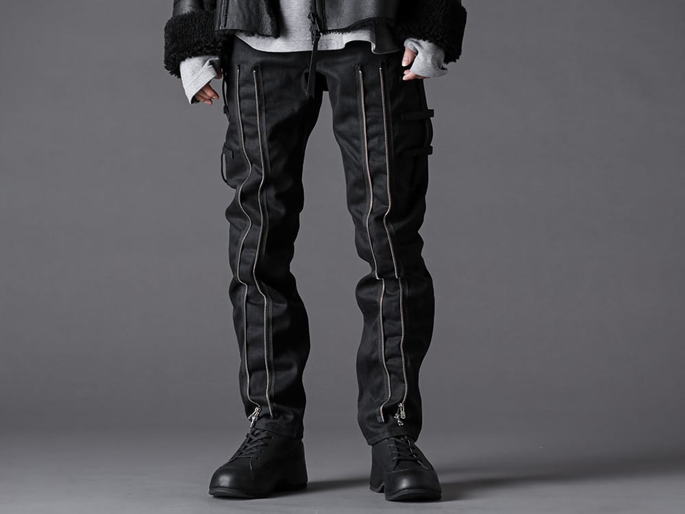 TAKAHIROMIYASHITATheSoloist. - タカヒロミヤシタザソロイスト. 2022-23AW スタイリング - ノンフェイドデニムを使用したフロントアジャストダブルジップのボンテージ仕様のパンツ。 ラグジュアリーな雰囲気のジップデザインが光るボンテージ ジーン sp.0013AW22 ボンテージ ジーン - VI-3554-09 インヒールブーツ 3-001
