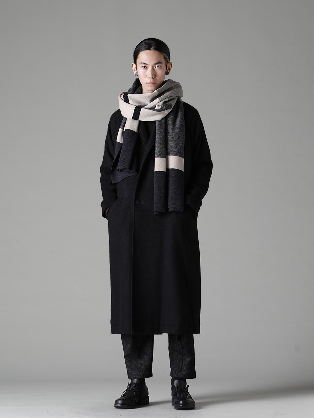 DEVOA(デヴォア) 22-23AW(秋冬) スタイリング 全体のバランスを考慮しつつ、冬の屋外と屋内の両方を想定したスタイル - CTI-SSGショールカラーコートブラッシュカシゴラ KTS-SKM-Chocolate ロング カーディガン メリノ ウール チョコレート CSC-WT3-Black ロング スリーブ コットン ジャージー ブラック PTN-SHC クロップド パンツ シェットランド ウール / リネン KAC-ABA ジャカード ストール メリノ ウール FW-CTN レザー シューズ GUIDI カーフ 