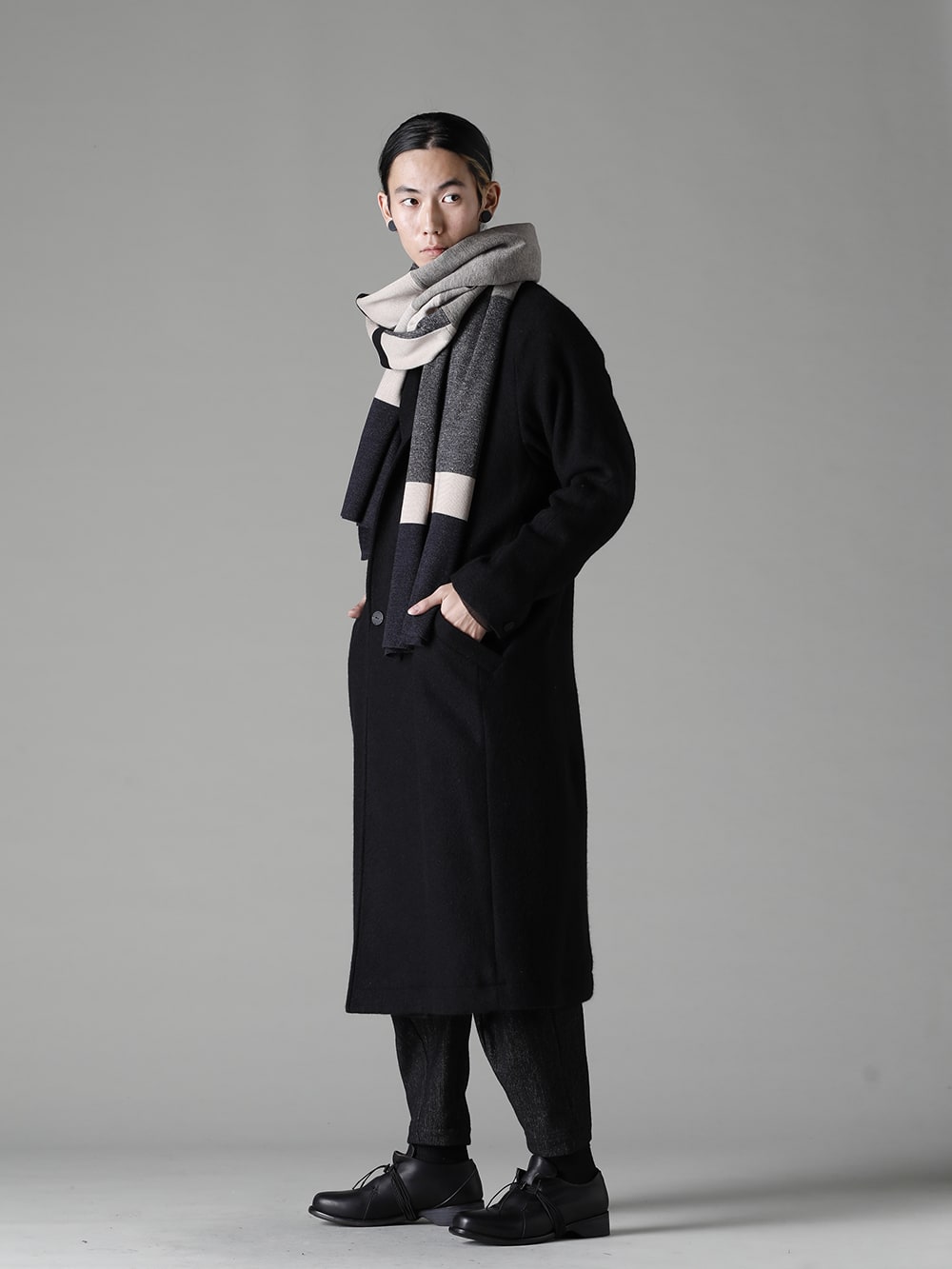 DEVOA(デヴォア) 22-23AW(秋冬) スタイリング 全体のバランスを考慮しつつ、冬の屋外と屋内の両方を想定したスタイル - CTI-SSGショールカラーコートブラッシュカシゴラ KTS-SKM-Chocolate ロング カーディガン メリノ ウール チョコレート CSC-WT3-Black ロング スリーブ コットン ジャージー ブラック PTN-SHC クロップド パンツ シェットランド ウール / リネン KAC-ABA ジャカード ストール メリノ ウール FW-CTN レザー シューズ GUIDI カーフ  1-001