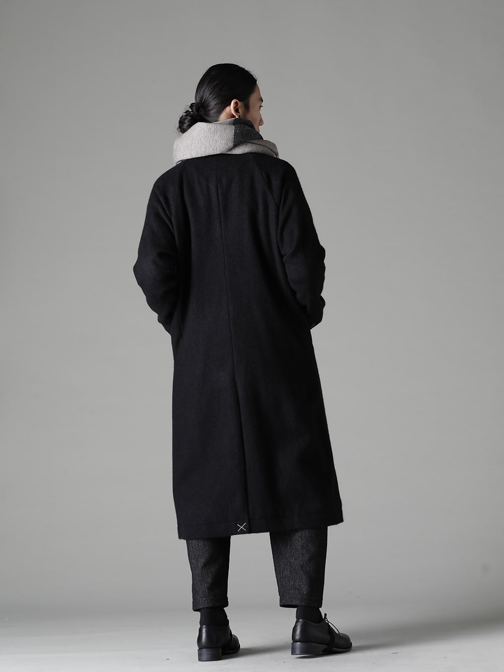 DEVOA(デヴォア) 22-23AW(秋冬) スタイリング 全体のバランスを考慮しつつ、冬の屋外と屋内の両方を想定したスタイル - CTI-SSGショールカラーコートブラッシュカシゴラ KTS-SKM-Chocolate ロング カーディガン メリノ ウール チョコレート CSC-WT3-Black ロング スリーブ コットン ジャージー ブラック PTN-SHC クロップド パンツ シェットランド ウール / リネン KAC-ABA ジャカード ストール メリノ ウール FW-CTN レザー シューズ GUIDI カーフ  1-002