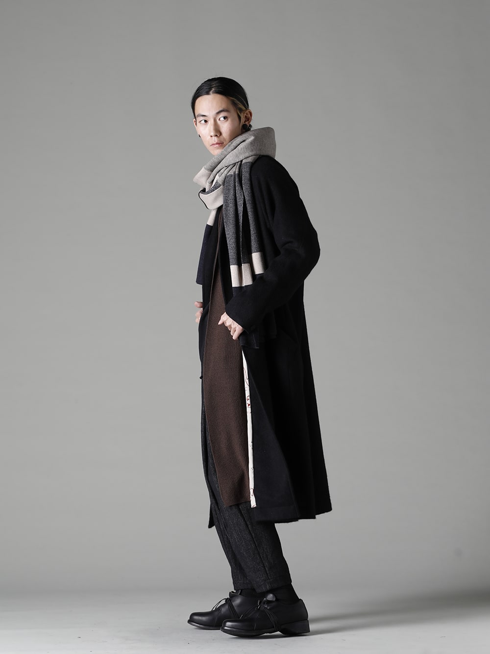 DEVOA(デヴォア) 22-23AW(秋冬) スタイリング 全体のバランスを考慮しつつ、冬の屋外と屋内の両方を想定したスタイル - CTI-SSGショールカラーコートブラッシュカシゴラ KTS-SKM-Chocolate ロング カーディガン メリノ ウール チョコレート CSC-WT3-Black ロング スリーブ コットン ジャージー ブラック PTN-SHC クロップド パンツ シェットランド ウール / リネン KAC-ABA ジャカード ストール メリノ ウール FW-CTN レザー シューズ GUIDI カーフ  1-003