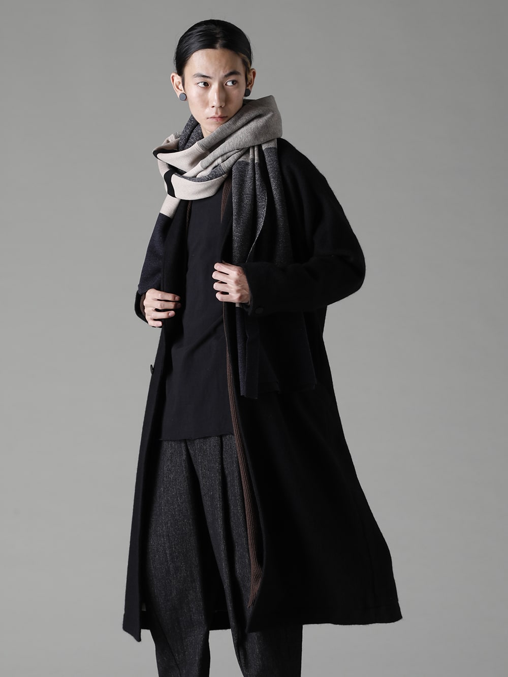 DEVOA(デヴォア) 22-23AW(秋冬) コートの上品な雰囲気を日常に溶け込ませる、大人の粋な遊び心  - CTI-SSGショールカラーコートブラッシュカシゴラ KTS-SKM-Chocolate ロング カーディガン メリノ ウール チョコレート CSC-WT3-Black ロング スリーブ コットン ジャージー ブラック PTN-SHC クロップド パンツ シェットランド ウール / リネン KAC-ABA ジャカード ストール メリノ ウール FW-CTN レザー シューズ GUIDI カーフ  2-010