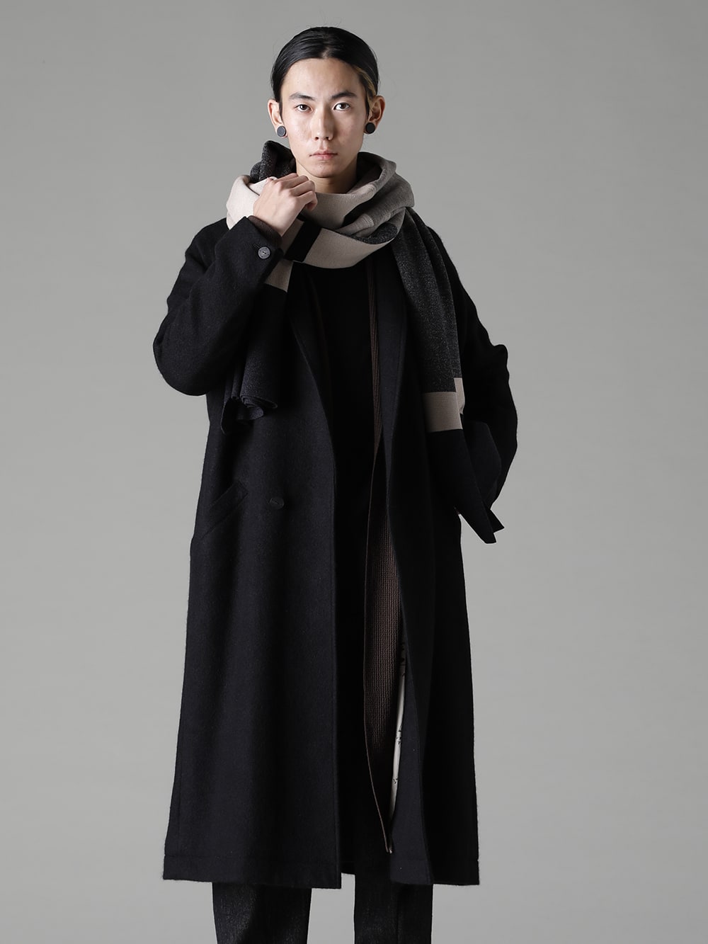 DEVOA(デヴォア) 22-23AW(秋冬) コートの上品な雰囲気を日常に溶け込ませる、大人の粋な遊び心  - CTI-SSGショールカラーコートブラッシュカシゴラ KTS-SKM-Chocolate ロング カーディガン メリノ ウール チョコレート CSC-WT3-Black ロング スリーブ コットン ジャージー ブラック KAC-ABA ジャカード ストール メリノ ウール FW-CTN レザー シューズ GUIDI カーフ  2-011