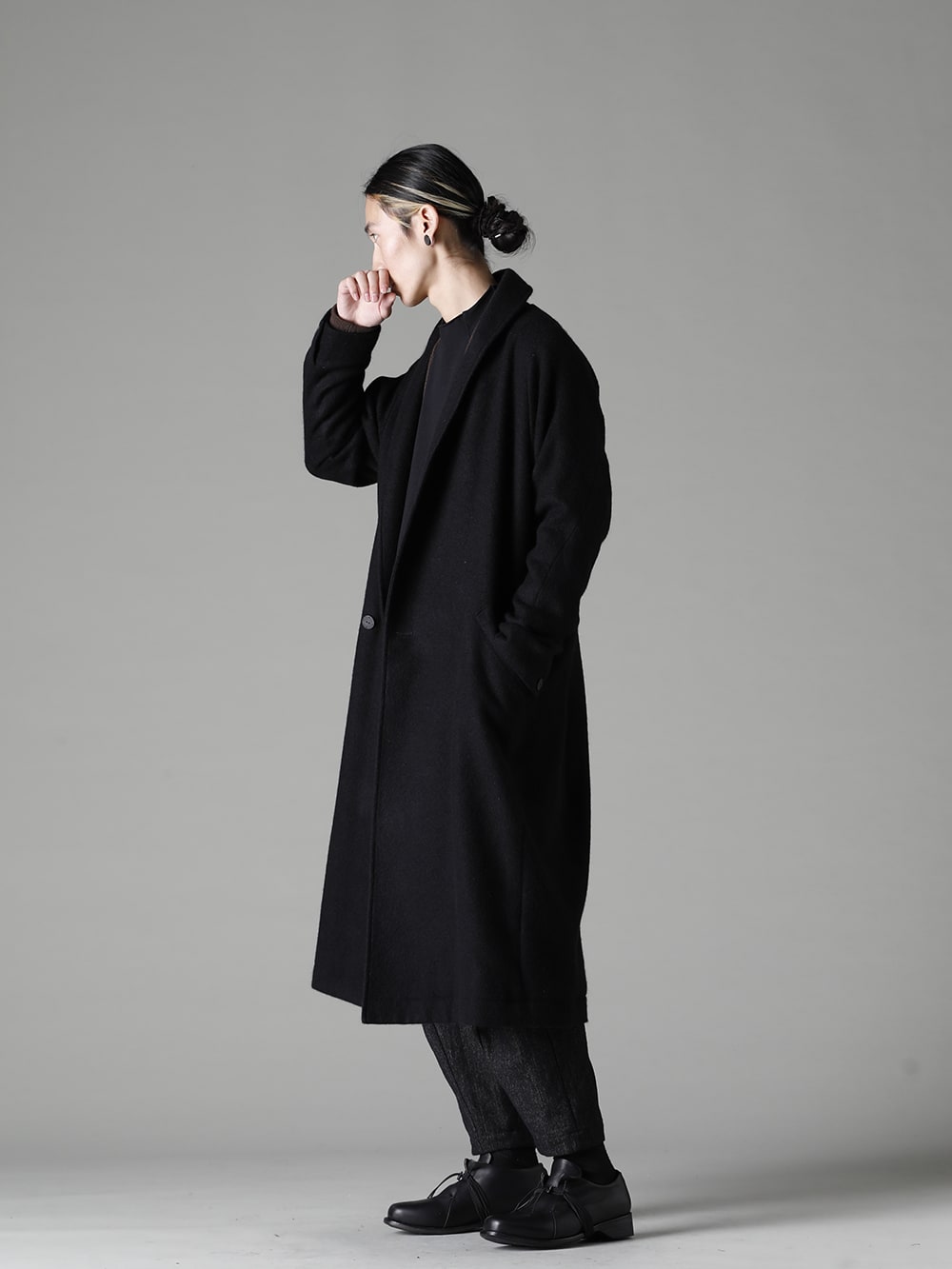 DEVOA(デヴォア) 22-23AW(秋冬) コートの上品な雰囲気を日常に溶け込ませる、大人の粋な遊び心  - CTI-SSGショールカラーコートブラッシュカシゴラ KTS-SKM-Chocolate ロング カーディガン メリノ ウール チョコレート CSC-WT3-Black ロング スリーブ コットン ジャージー ブラック PTN-SHC クロップド パンツ シェットランド ウール / リネン FW-CTN レザー シューズ GUIDI カーフ 2-001