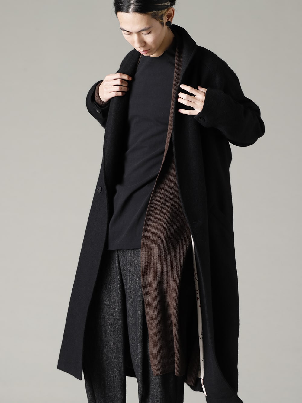 DEVOA(デヴォア) 22-23AW(秋冬) コートの上品な雰囲気を日常に溶け込ませる、大人の粋な遊び心  - CTI-SSGショールカラーコートブラッシュカシゴラ KTS-SKM-Chocolate ロング カーディガン メリノ ウール チョコレート CSC-WT3-Black ロング スリーブ コットン ジャージー ブラック 2-004