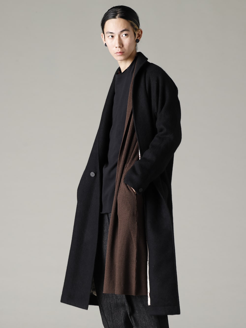 DEVOA(デヴォア) 22-23AW(秋冬) コートの上品な雰囲気を日常に溶け込ませる、大人の粋な遊び心  - CTI-SSGショールカラーコートブラッシュカシゴラ KTS-SKM-Chocolate ロング カーディガン メリノ ウール チョコレート CSC-WT3-Black ロング スリーブ コットン ジャージー ブラック 2-005