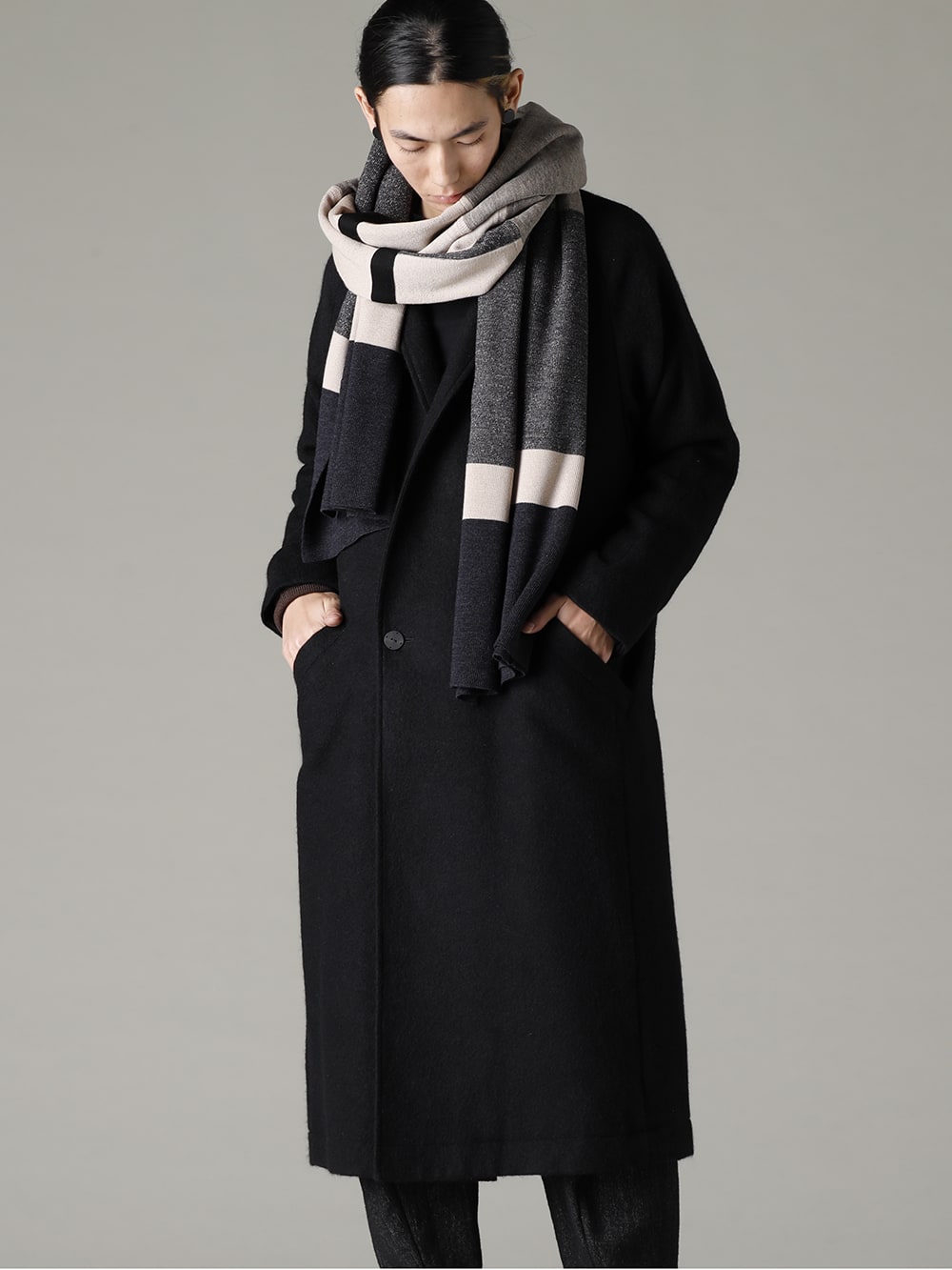 DEVOA(デヴォア) 22-23AW(秋冬) コートの上品な雰囲気を日常に溶け込ませる、大人の粋な遊び心  - CTI-SSGショールカラーコートブラッシュカシゴラ KTS-SKM-Chocolate ロング カーディガン メリノ ウール チョコレート CSC-WT3-Black ロング スリーブ コットン ジャージー ブラック FW-CTN レザー シューズ GUIDI カーフ  2-007