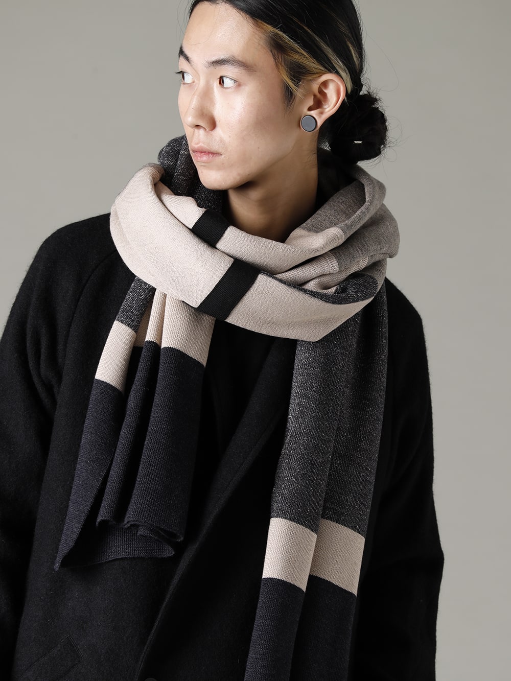 DEVOA(デヴォア) 22-23AW(秋冬) コートの上品な雰囲気を日常に溶け込ませる、大人の粋な遊び心  - CTI-SSGショールカラーコートブラッシュカシゴラ KAC-ABA ジャカード ストール メリノ ウール 2-008