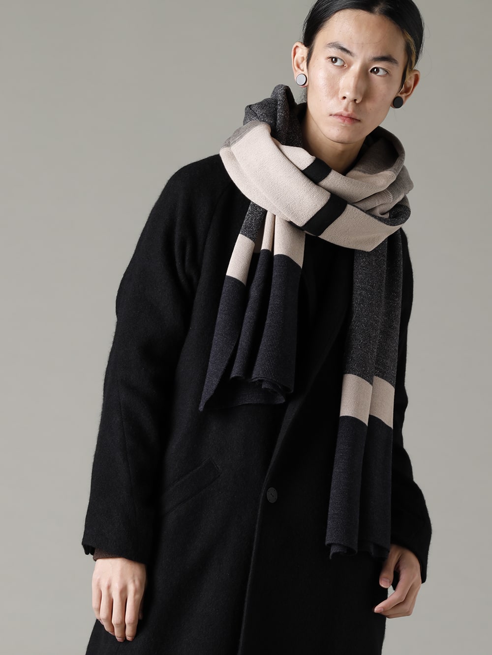 DEVOA(デヴォア) 22-23AW(秋冬) コートの上品な雰囲気を日常に溶け込ませる、大人の粋な遊び心  - CTI-SSGショールカラーコートブラッシュカシゴラ KAC-ABA ジャカード ストール メリノ ウール 2-009