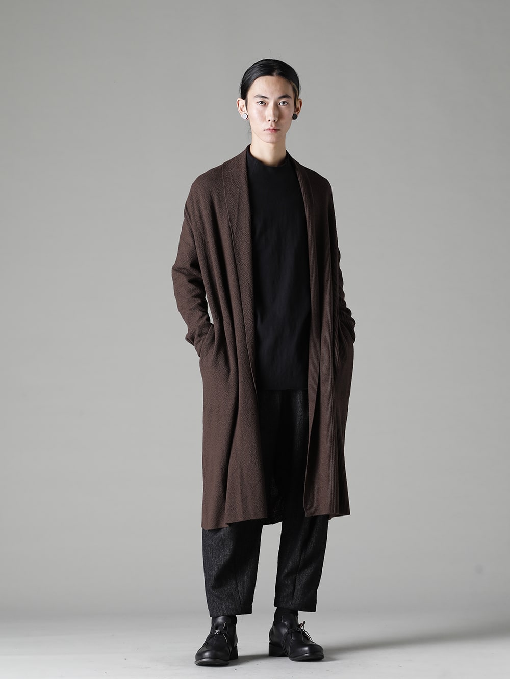 DEVOA(デヴォア) 22-23AW(秋冬) 冬のインナーとしても、秋や春のアウターとしても何かと重宝するカーディガン - KTS-SKM-Chocolate ロング カーディガン メリノ ウール チョコレート CSC-WT3-Black ロング スリーブ コットン ジャージー ブラック PTN-SHC クロップド パンツ シェットランド ウール / リネン FW-CTN レザー シューズ GUIDI カーフ 3-001