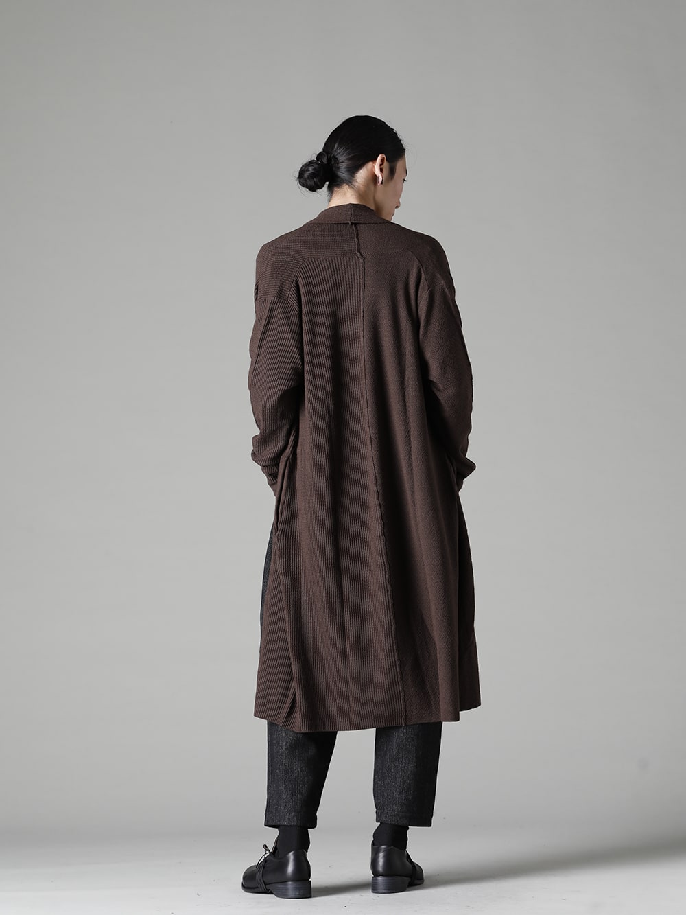 DEVOA(デヴォア) 22-23AW(秋冬) 冬のインナーとしても、秋や春のアウターとしても何かと重宝するカーディガン - KTS-SKM-Chocolate ロング カーディガン メリノ ウール チョコレート CSC-WT3-Black ロング スリーブ コットン ジャージー ブラック PTN-SHC クロップド パンツ シェットランド ウール / リネン FW-CTN レザー シューズ GUIDI カーフ 3-002