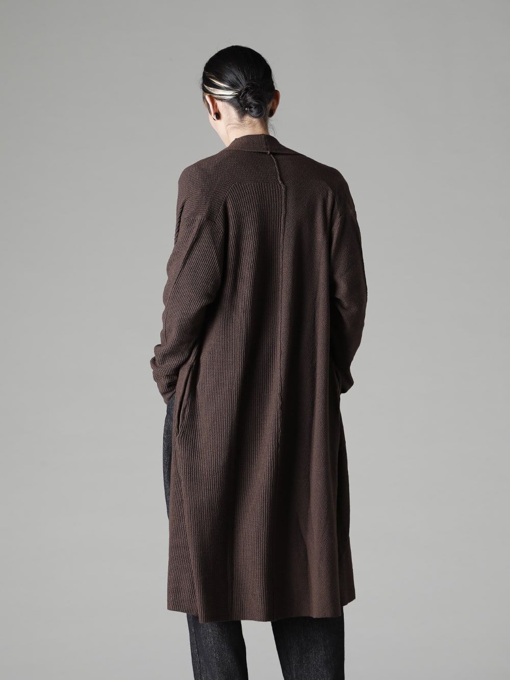 DEVOA(デヴォア) 22-23AW(秋冬) 冬のインナーとしても、秋や春のアウターとしても何かと重宝するカーディガン - KTS-SKM-Chocolate ロング カーディガン メリノ ウール チョコレート CSC-WT3-Black ロング スリーブ コットン ジャージー ブラック PTN-SHC クロップド パンツ シェットランド ウール / リネン FW-CTN レザー シューズ GUIDI カーフ 3-004