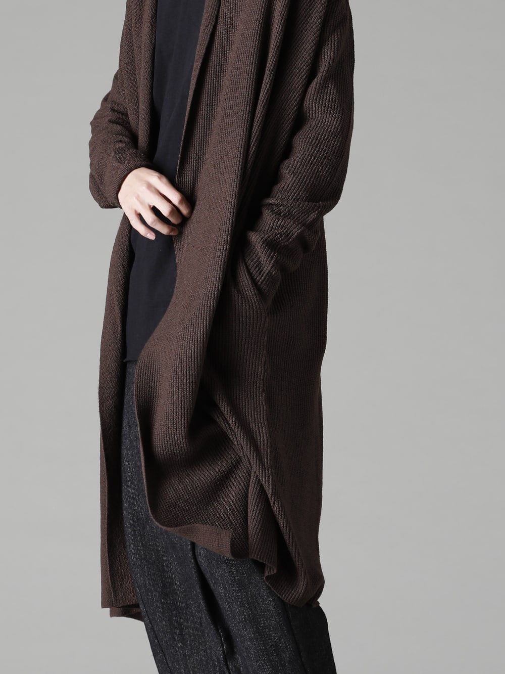 DEVOA(デヴォア) 22-23AW(秋冬) 冬のインナーとしても、秋や春のアウターとしても何かと重宝するカーディガン - KTS-SKM-Chocolate ロング カーディガン メリノ ウール チョコレート CSC-WT3-Black ロング スリーブ コットン ジャージー ブラック PTN-SHC クロップド パンツ シェットランド ウール / リネン FW-CTN レザー シューズ GUIDI カーフ 3-005