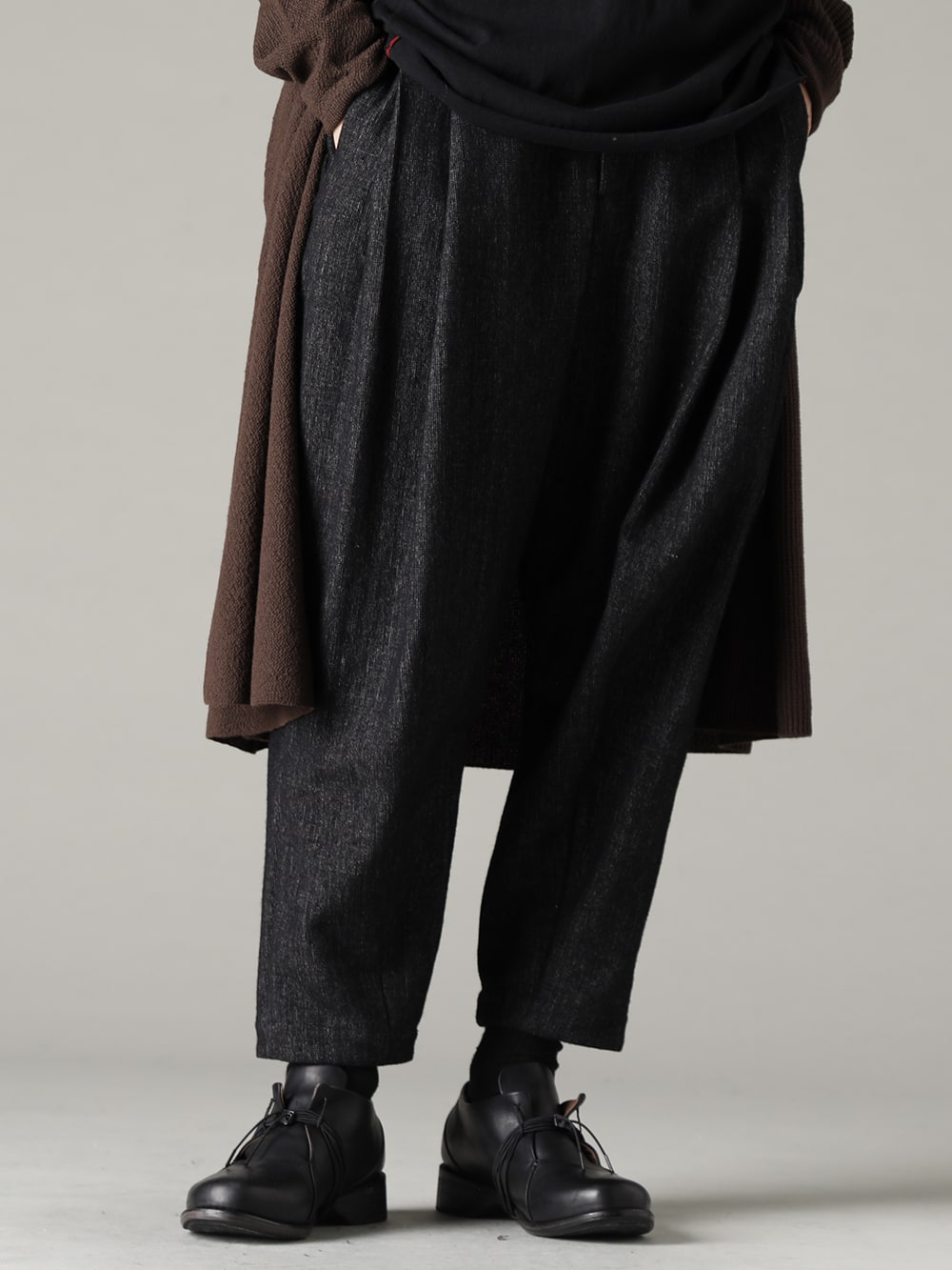 DEVOA(デヴォア) 22-23AW(秋冬) トレンドや時代性に関係ない定番の組み合わせ - PTN-SHC クロップド パンツ シェットランド ウール / リネン FW-CTN レザー シューズ GUIDI カーフ 3-001