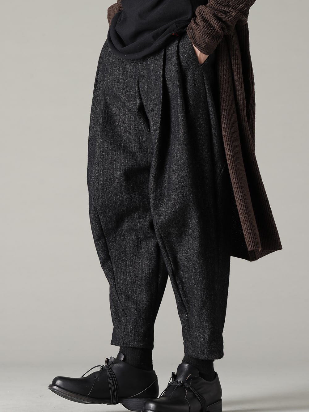 DEVOA(デヴォア) 22-23AW(秋冬) トレンドや時代性に関係ない定番の組み合わせ - PTN-SHC クロップド パンツ シェットランド ウール / リネン FW-CTN レザー シューズ GUIDI カーフ 3-002