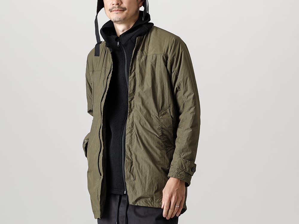RIPVANWINKLE 2022-23AW This is an anorak shirt coat made of jet taffeta with a slight luster characteristic of taffeta. Light outerwear with cotton padding that is useful for its lightness of taffeta -  RB-435-D.Khaki - Anorak Shirt Coat D.Khaki - RB-427-Black - Motorcycle Hoodie Black