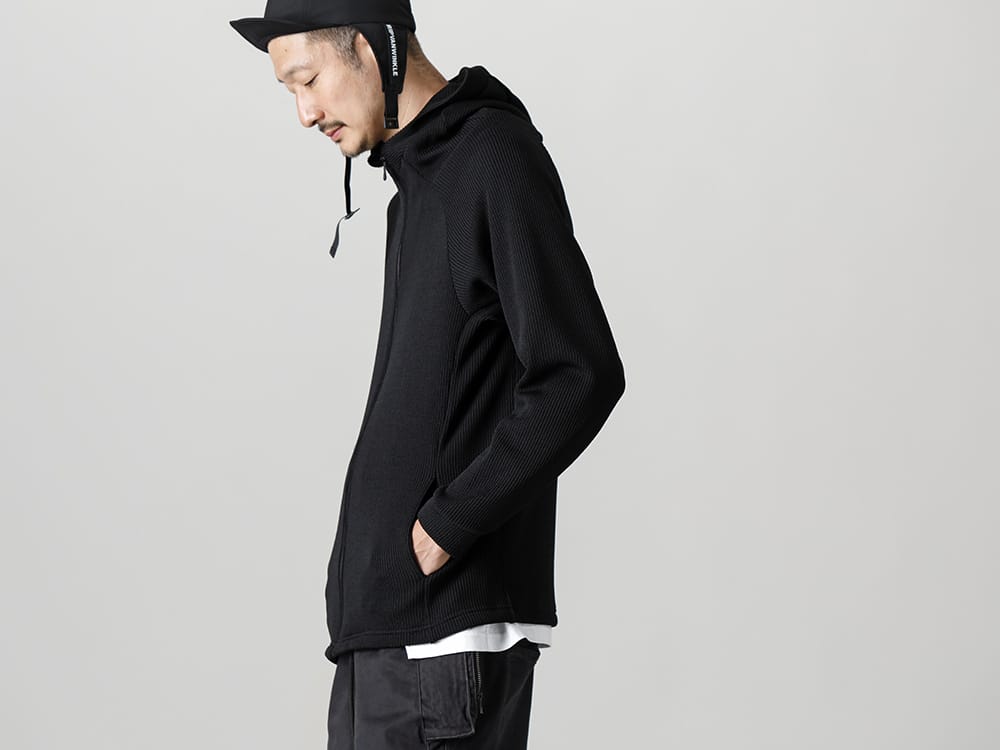 RIPVANWINKLE 2022-23AW The hoodie can be easily worn over a cutsew top, which is a great point. RB-427-Black - Motorcycle Hoodie Black 3-001