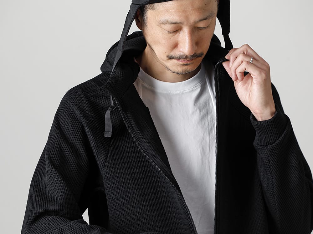 RIPVANWINKLE 2022-23AW The hoodie can be easily worn over a cutsew top, which is a great point. - RB-427-Black - Motorcycle Hoodie Black 3-002