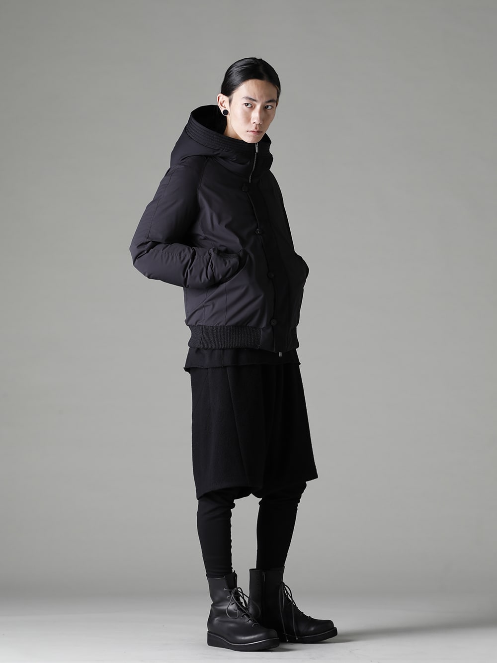 DEVOA 22-23AW Styling Down jackets are the representative winter outerwear along with coats. - JKH-FPD Goose down jacket CSC-WT3-Black Long sleeve cotton jersey Black PTN-USL Layered pants hybrid wool / silk tweed FW-LMM Leather boots3 1-001