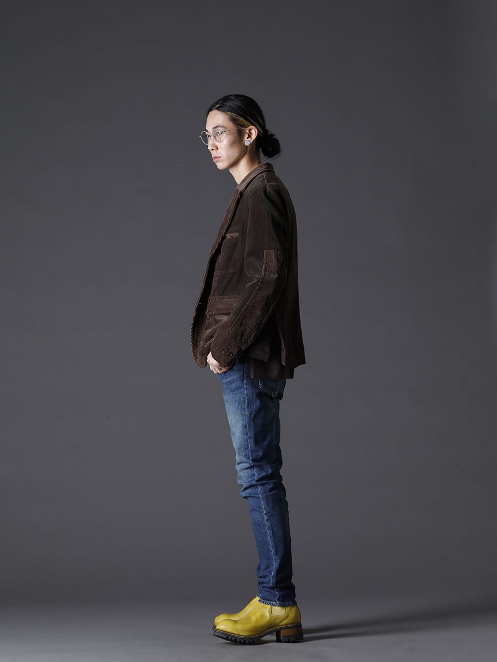 ザ ヴィリディアン / マインデニム / グイディ / リガーズ 2022-23AW - コーデュロイとデニムでカジュアルに落とし込んだテーラードスタイル - VI-3520-06(コーデュロイ ジャケット) VI-3529-07-Beige(チェック P/Oニット ベージュ) FPK107NUD-USD(スーパースリム ストレート 5ポケット USED加工 USD) PL06V-CO81T(サイドゴアアンクルブーツビブラムソール - ホース フルグレイン レザー CO81T) RG2001TVA-Gray-Gray-Clear(リガーズ コラボレーション サングラス グレー+グレー / L.ミラー) - 1-002