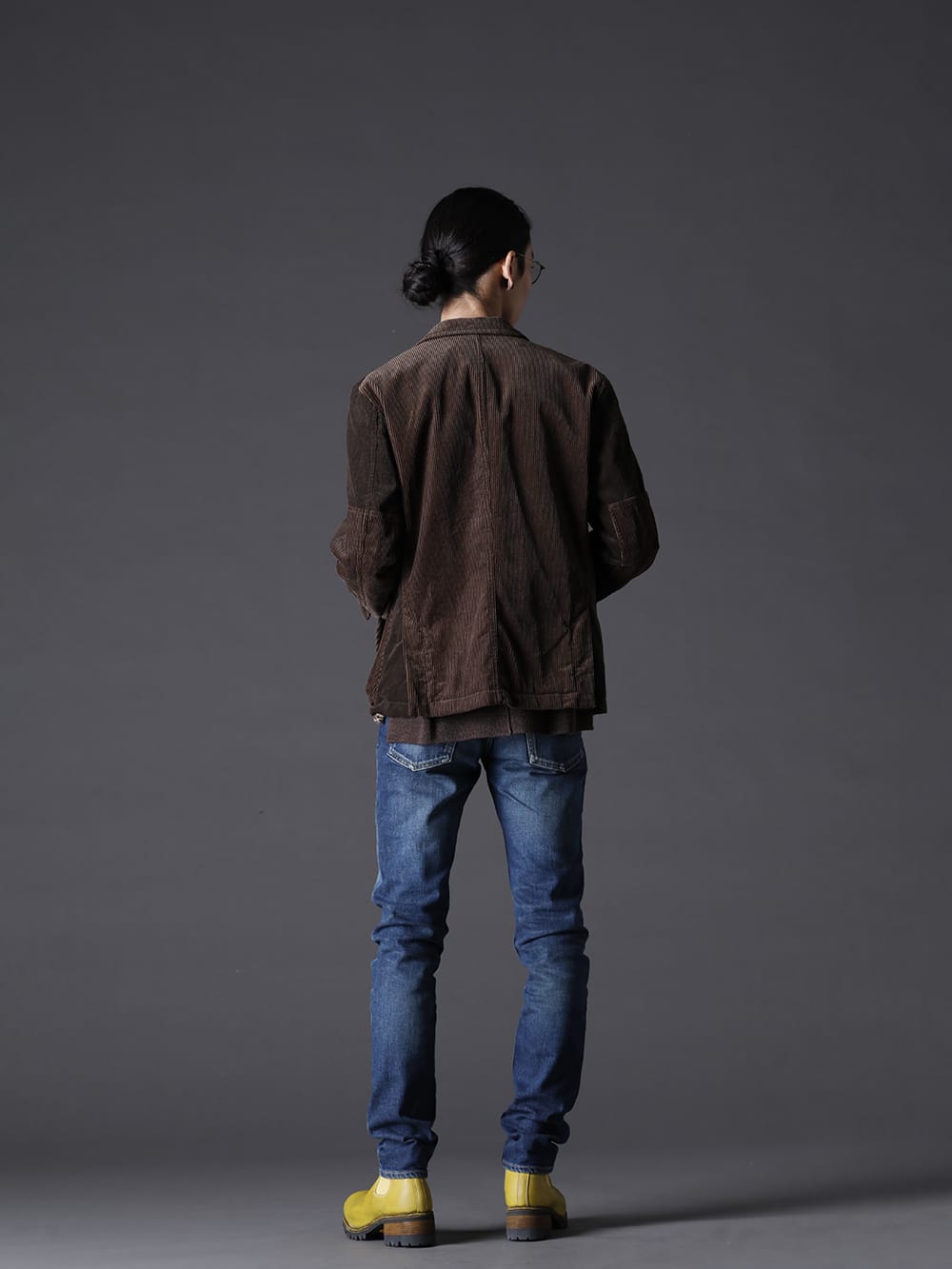 ザ ヴィリディアン / マインデニム / グイディ / リガーズ 2022-23AW - コーデュロイとデニムでカジュアルに落とし込んだテーラードスタイル - VI-3520-06(コーデュロイ ジャケット) VI-3529-07-Beige(チェック P/Oニット ベージュ) FPK107NUD-USD(スーパースリム ストレート 5ポケット USED加工 USD) PL06V-CO81T(サイドゴアアンクルブーツビブラムソール - ホース フルグレイン レザー CO81T) RG2001TVA-Gray-Gray-Clear(リガーズ コラボレーション サングラス グレー+グレー / L.ミラー) - 1-003