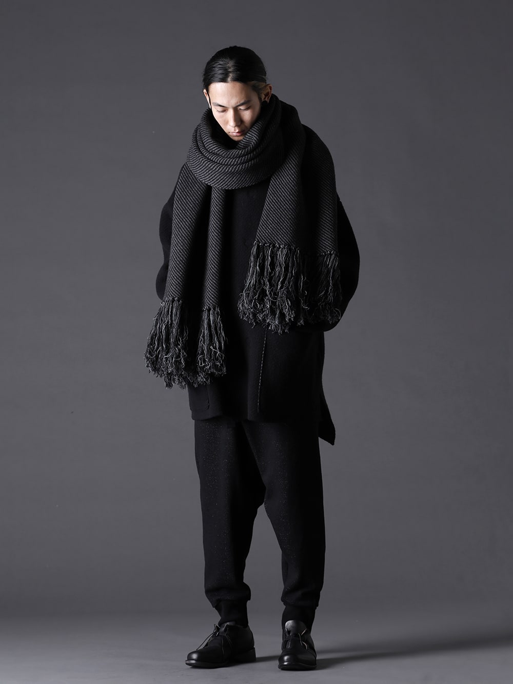 The Viridi-anne 22-23AW スタイリング All-black styling with soft materials throughout - VI-3528-06-Black Reversible Knit Blouson Black VI-3535-04 Wool / Cotton brushed lining Drop Crotch Pants VI-3551-09-Black Big Muffler Black FW-CTN Leather shoes GUIDI calf 1-001