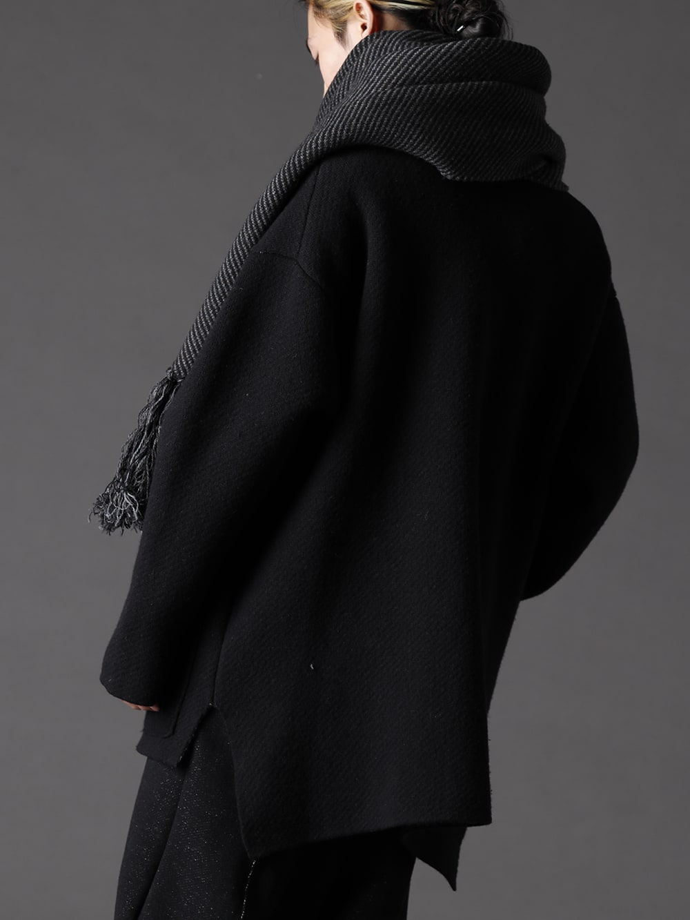 The Viridi-anne 22-23AW Another point is that it is easy to expand the range of styles with accessories.  - VI-3528-06-Black Reversible Knit Blouson Black VI-3535-04 Wool / Cotton brushed lining Drop Crotch Pants 2-001