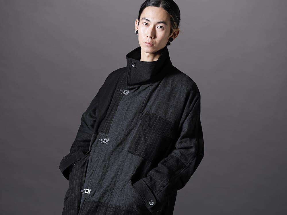 The Viridi-anne 2022-23AW Placing cotton typewriter cloth as a liner, sewing them together, and washing the fabric to give it a bulky and wrinkled look. Three types of wool/linen twill combined with black as the base color -  VI-3515-06 - Wool / Linen Combination Coat