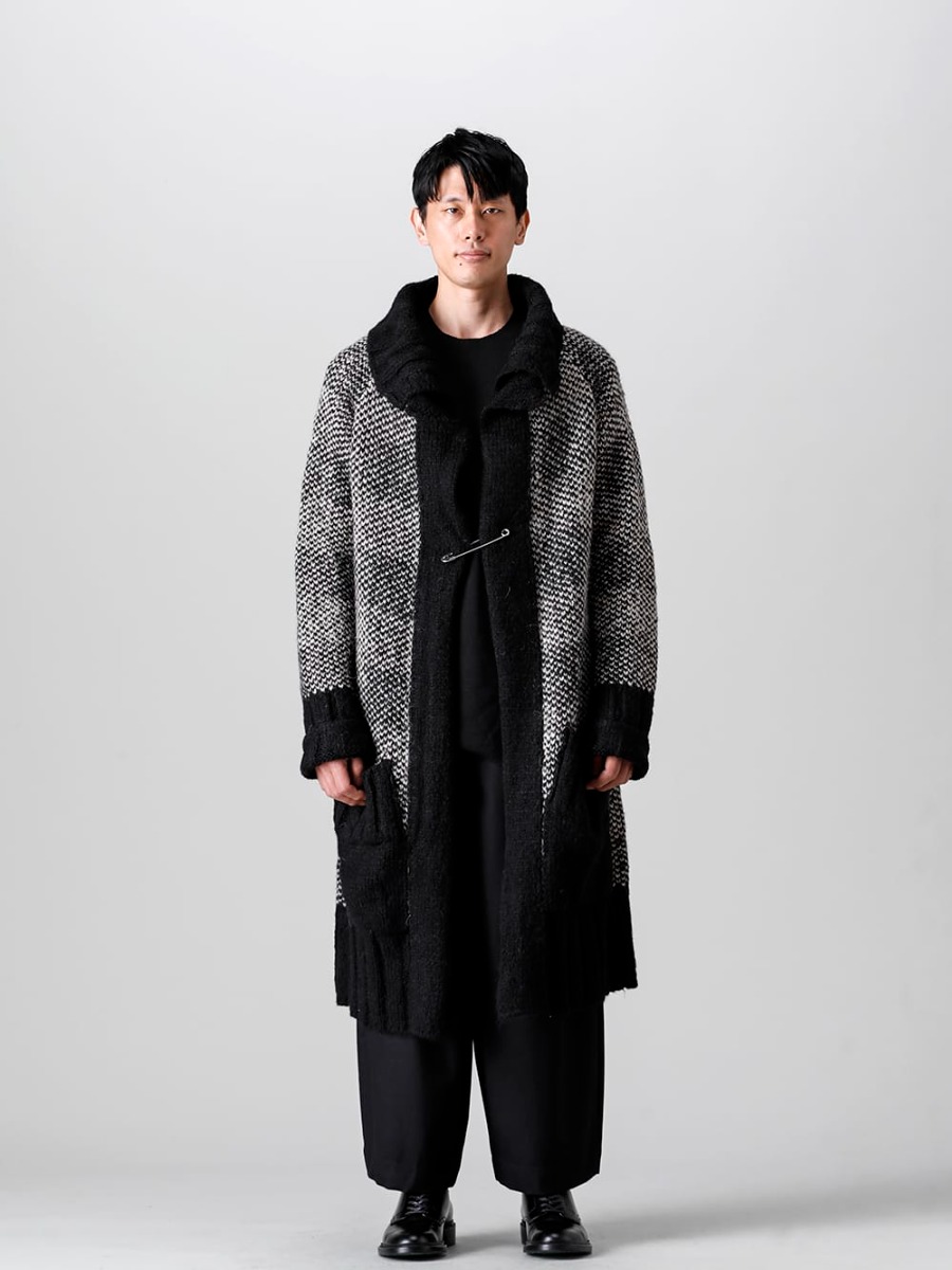 Ground Y - グラウンド ワイ 2022-23AW スタイリング - Ground Y ロングショールカーディガン BEIGEとREDの着比べスタイル！ 見出し1 - GE-K04-152 Beige - ロング ショール カーディガン Beige - vu-a22-p10 Black - ニー ワイドパンツ ブラック - IH-22SS-S001-RC - レザーシューズ