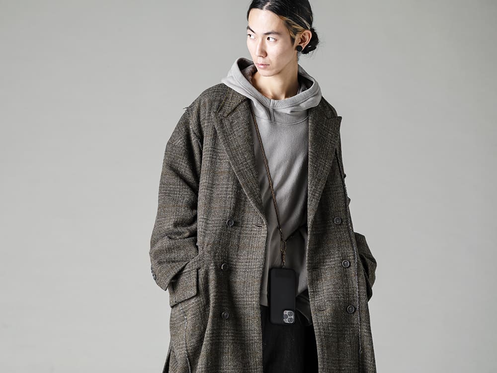ZIGGY CHEN-ジギーチェン シーズン フーディとコートのレイヤード スウェットフーディを差し込むだけで定番シルエットコートがカジュアルな印象に -  0M2231107-ダブルブレスト オーバーサイズコート - O14SW2-Taupe-吊り網フーデットスウェット トープ