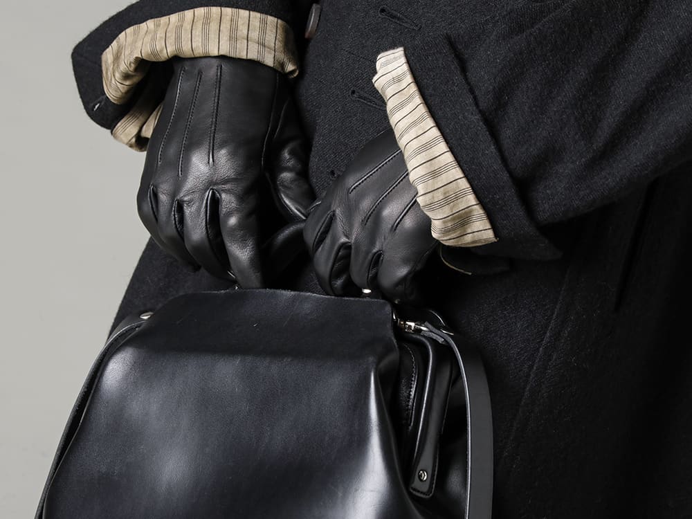 ZIGGY CHEN 22-23AW Simple all-black coat style with details added with accessories  - 0M2231104-Elongated Asymmetric Coat - 0M2230709-Mandarin collar Pocket shirt - 0M2230512-Horizontal Seam Tapered Cut Trousers - 0M2235002-square scarf  - 15-1100-Black-Elton Unlined Touchscreen Leather Gloves Black- nagi-hand-bag-Nagi Handbag Basic Black 2-003