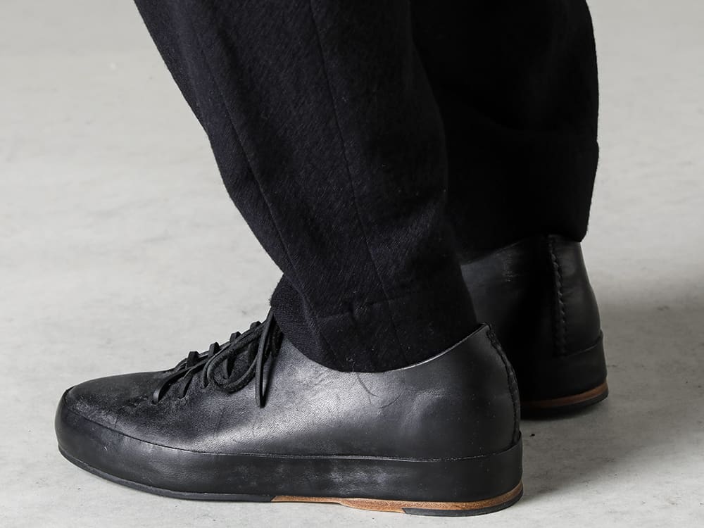 UMA WANG-UMA WANG 22-23AW (Fall/Winter) Styling - FEIT Classic Low Leather sneakers that also match beautiful jacket style 0M2230512-Horizontal seam Tapered cut trousers - PL10L-BLKT-Orthopedic derby shoes Horse full grain leather - PL10L 3-004