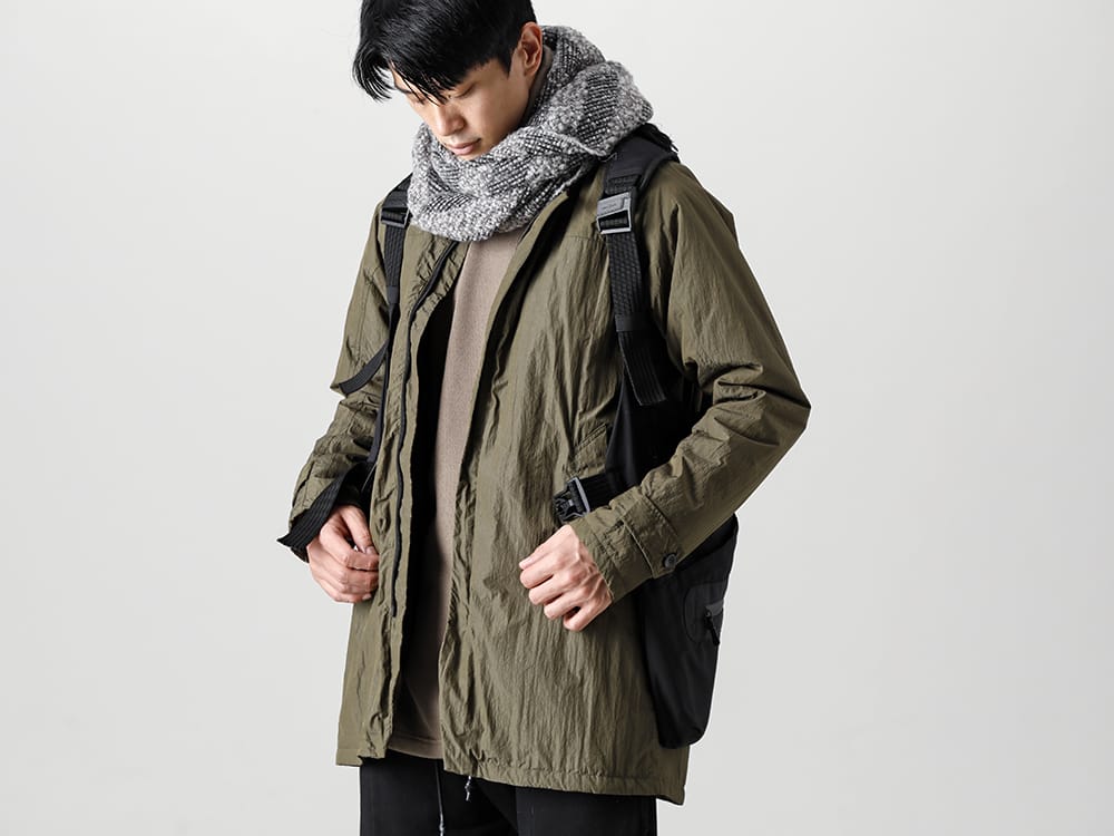 RIPVANWINKLE 2022-23AW This is an anorak shirt coat made of jet taffeta with a slight luster characteristic of taffeta. A stole that can be used as a styling accent simply by wrapping around the neck. -  RB-435-D.Khaki - Anorak shirt coat Dark Khaki - RB-402-Selenium-Gray - Cross Jersey L/S Selenium Gray - R+239 G.Black - Reversible Stole Graphite Black