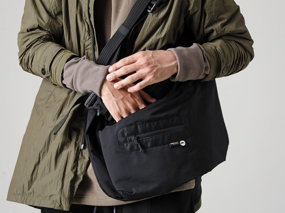 RIPVANWINKLE 2022-23AW A stole that can be used as a styling accent simply by wrapping around the neck.  - RB-435-D.Khaki - Anorak shirt coat Dark Khaki - RB-402-Selenium-Gray - Cross Jersey L/S Selenium Gray - R+239 G.Black - Reversible Stole Graphite Black 2-008