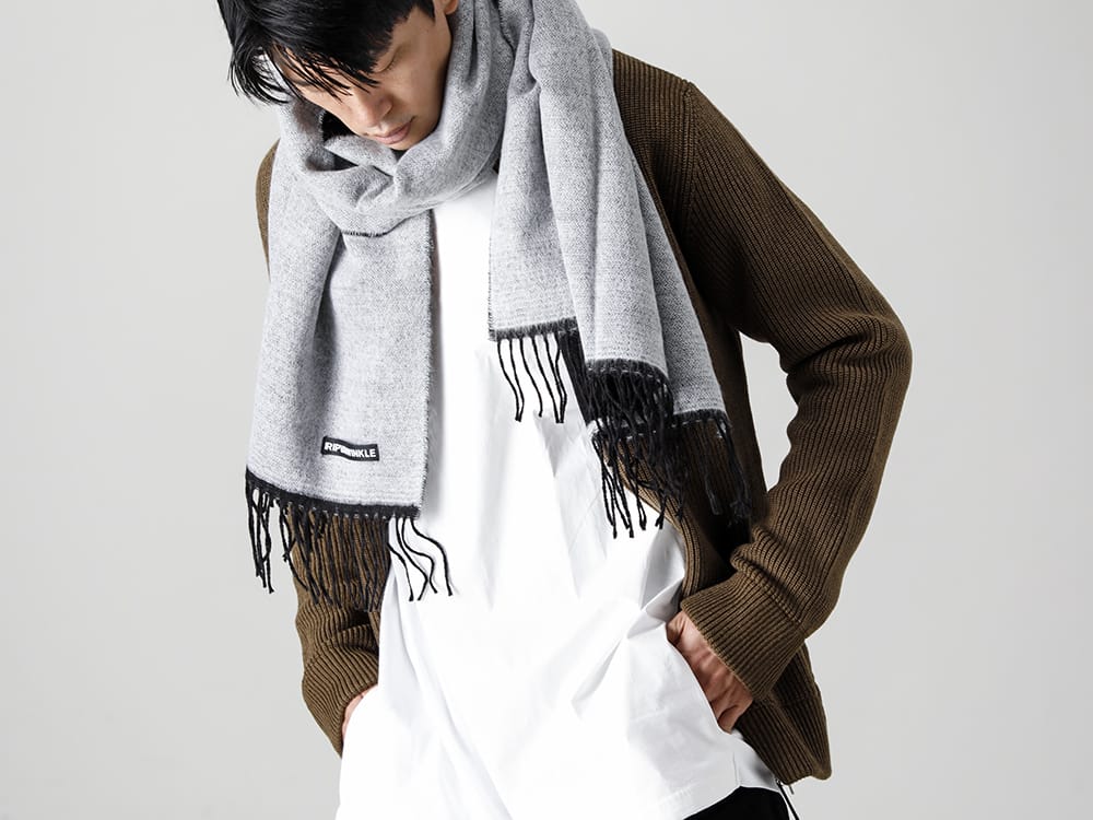 RIPVANWINKLE 2022-23AW This reversible scarf is a spotted item. The point of styling is the white color of the innerwear, which gives a fresh feeling. -  R+239 G.Black - Reversible Stole G.Black - SI1HA0013-Olive - Drivers Zip Up Knit Olive Olive - RB-402-White - Cross Jersey L/S White