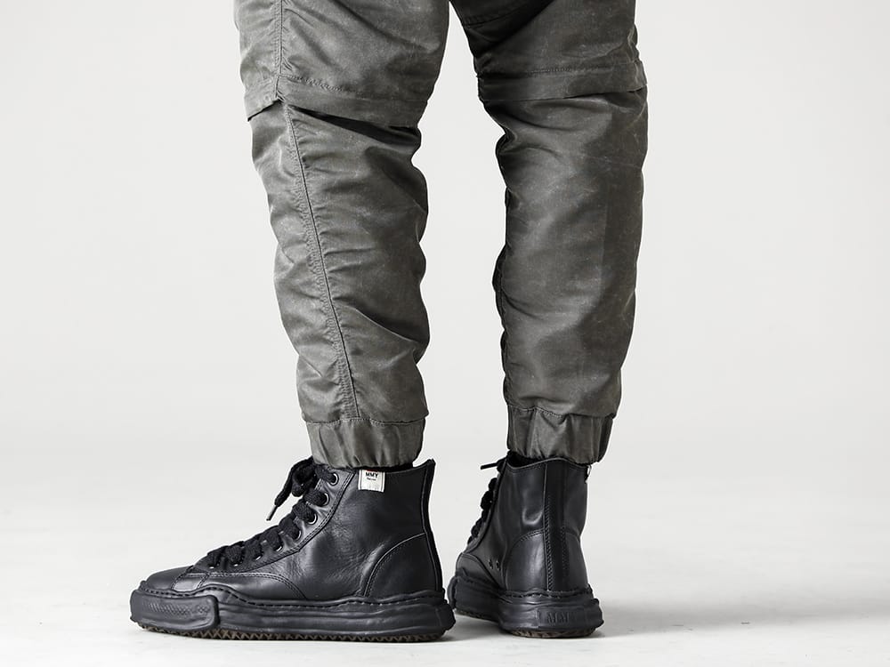 Maison MIHARAYASUHIRO 22-23AW The combination of materials creates a one-of-a-kind down jacket.  - RB-429-Parachute Pants Vintage Khaki - A06FW735-Original sole leather hi-top sneaker Black / Black 2-006