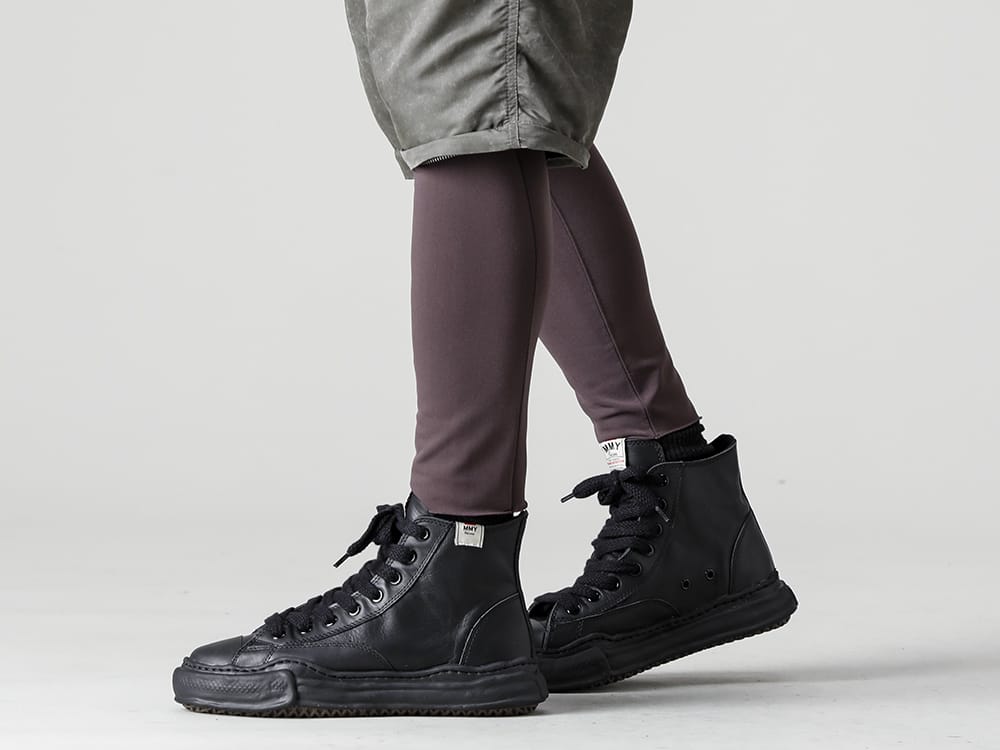 Maison MIHARAYASUHIRO 22-23AW The vintage twill look gives a military feel - RB-429-Parachute Pants Vintage Khaki - RB-440-Heat Effect Leggings Selenium Gray - A06FW735-Original sole leather hi-top sneaker Black / Black 3-003