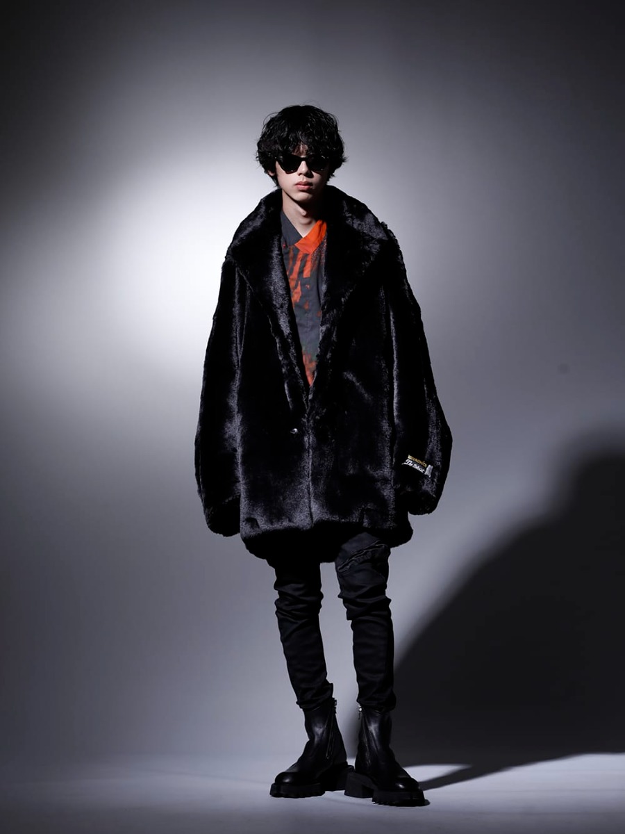 タカヒロミヤシタ ザソロイスト / ユリウス 2022-23AW スタイリング ラグジュアリー感の漂うオーバーサイズでバルーンシルエットのファーコートをメインに作り上げたYラインのスタイリングにインナーのグラフィックデザインでアクセントをプラス - 超オーバーシルエットを生かしたYライン - sj.0012AW22(ダブルジップ バルーンシェイプド フェイクファー コート) 787SHM2-P(DUSK プリズム カットシャツ) 797PAM9-BK(10oz ストレッチデニム コーティング スキニーパンツ) 797FWM1(カウレザー サイド ジップアップ ブーツ) sa.0010AW22(サングラス kurdt) - 1-004