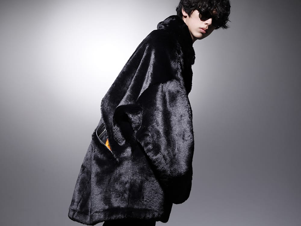タカヒロミヤシタ ザソロイスト / ユリウス 2022-23AW - ブランドらしいジップディテールとインナーでアクセントを加えるシャツ - sj.0012AW22(ダブルジップ バルーンシェイプド フェイクファー コート) 787SHM2-P(DUSK プリズム カットシャツ) sa.0010AW22(サングラス kurdt) - 2-002