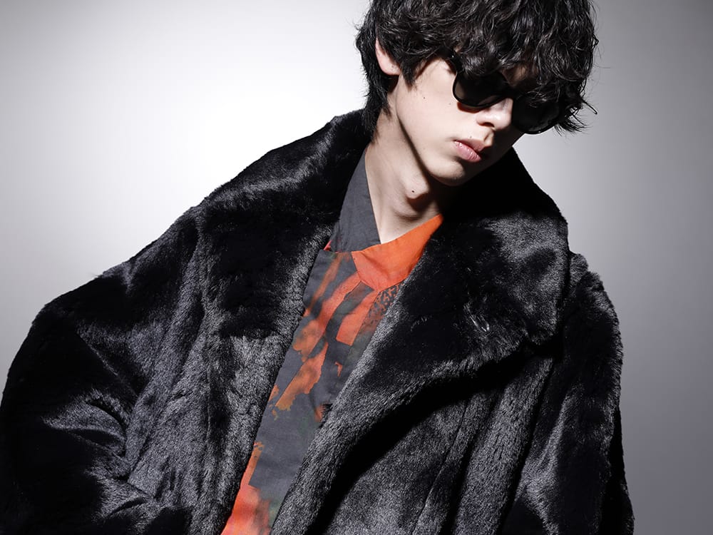 タカヒロミヤシタ ザソロイスト / ユリウス 2022-23AW - ブランドらしいジップディテールとインナーでアクセントを加えるシャツ - sj.0012AW22(ダブルジップ バルーンシェイプド フェイクファー コート) 787SHM2-P(DUSK プリズム カットシャツ) sa.0010AW22(サングラス kurdt) - 2-011