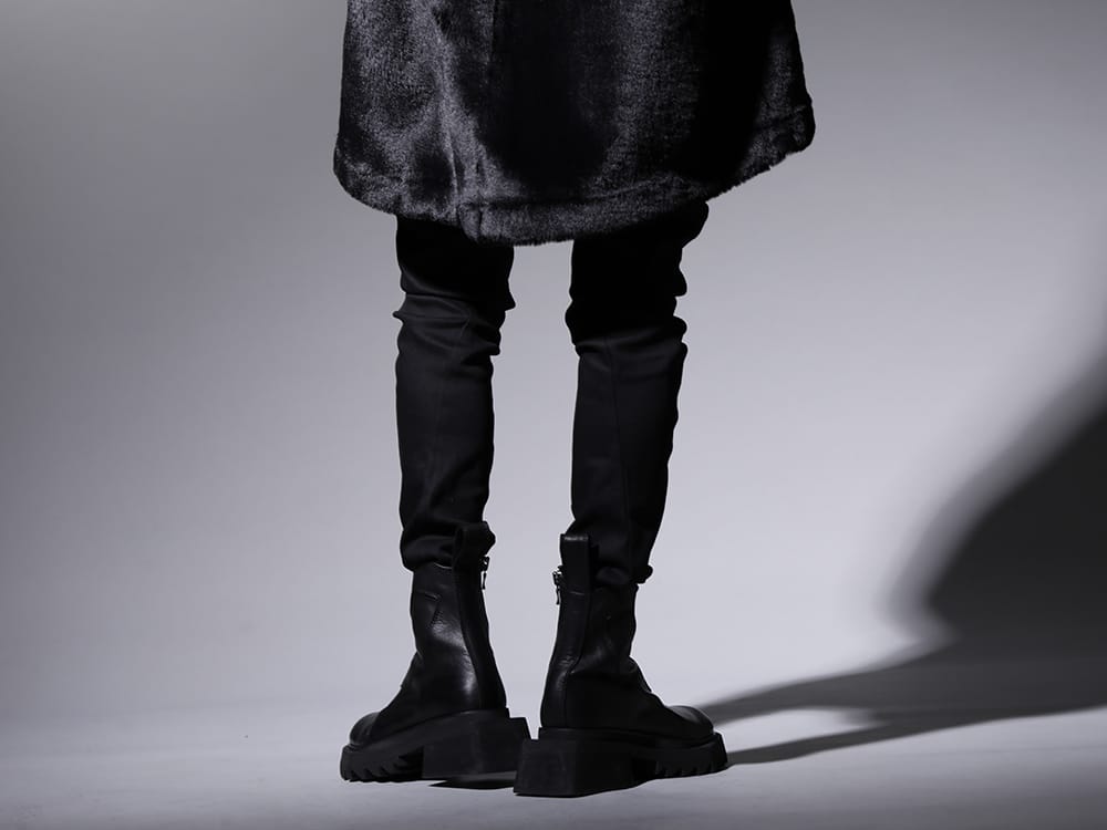 ユリウス 2022-23AW - すっきりとしたラインを際立たせるパンツとコレクション性の高いブーツ - 797PAM9-BK(10oz ストレッチデニム コーティング スキニーパンツ) 797FWM1(カウレザー サイド ジップアップ ブーツ) - 3-003