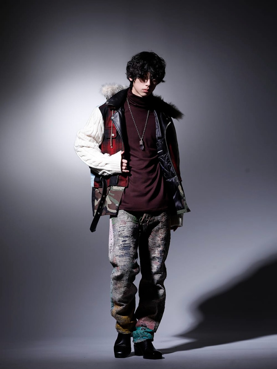 フェノメノン / ガラアーベント / プロレタ リ アート / クジャク / パーツ オブ フォー 2022-23AW スタイリング マルチカラーでインパクトあるライダース風ジャケットとデニムパンツをメインに季節感あるタートルネック、美しく存在感のあるネックレスを合わせた、カジュアルスタイル - インパクトある作品を多用し、唯一無二な着こなしに - ILLJK22A-008(ミックスジャケット) 87320705-Bordeaux-22AW(2/48 ミルドウオッシャブル天竺 タートルネックプルオーバー ボルドー) R-198-MA+BAQ(Talisman necklace SPECIMEN Brandberg Amethyst Quartz) UROBOROS-DENIM-JEANS-MULCH-32-22-23AW(BORO デニムパンツ ビーズ付き) KJ-21AW38(キリ ブーツ) - 1-001